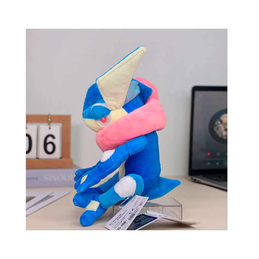 Pokemon Peluche Greninja 26 cm Pose - Imagen 2
