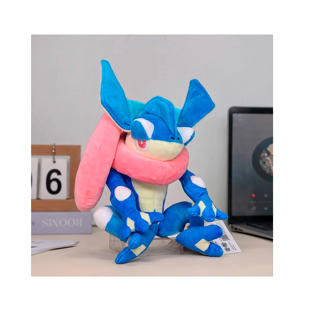 Pokemon Peluche Greninja 26 cm Pose - Imagen 4